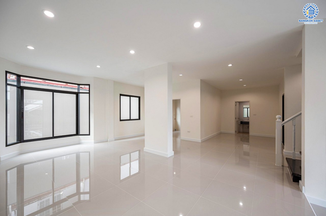 บ้านมือสองตกแต่งใหม่ โครงการ วรารมย์ เพชรเกษม81 แบรนด์ Q.House รองรับทุกความสุขใกล้ส่วนกลาง เนื้อที่ 64.1 ตร.ว. ฟังก์ชัน 4 ห้องนอน 3 ห้องน้ำ 1 ห้องอเนกประสงค์ จอดรถได้ 2 คัน บนทำเลใกล้ The Mall บางแค และเชื่อมต่อ ถนนกาญจนาฯ ถนนบางบอน และถนนพุทธมณฑลสาย4